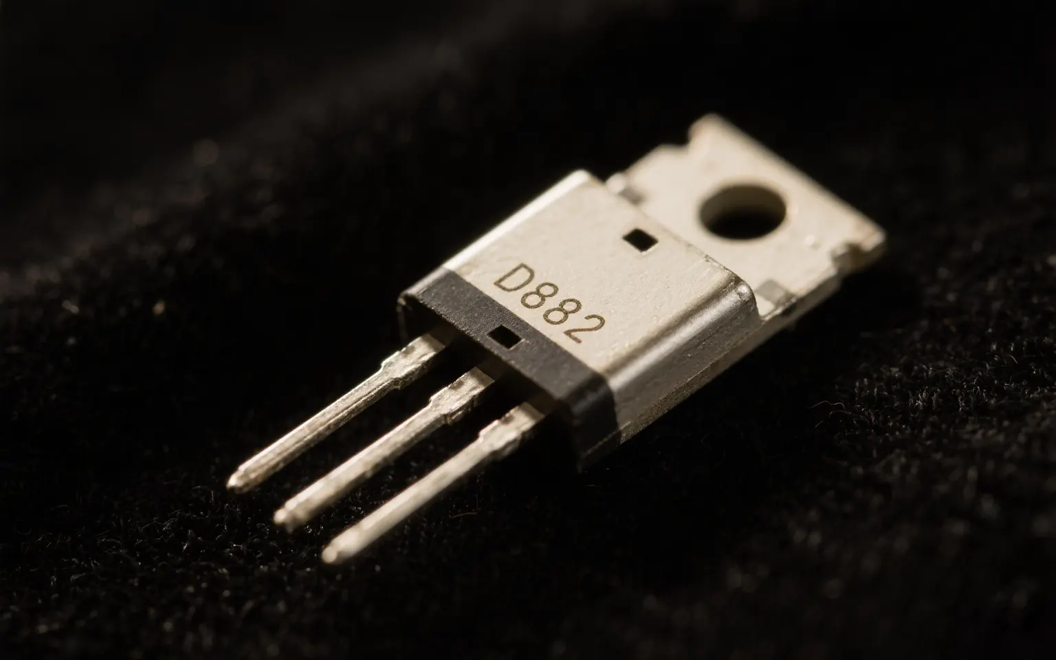 D882 Transistor Pinout, Datasheet, Equivalent, and Applications Explained