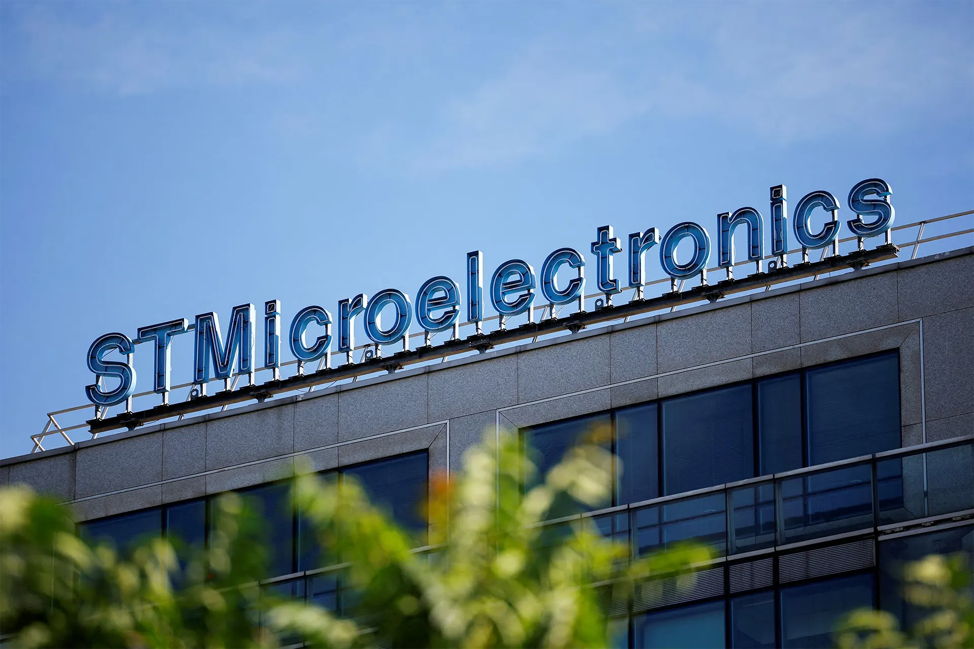 STMicroelectronics to Enable Higher-Performance Cloud Optical Interconnect in Datacenters and AI Clusters
