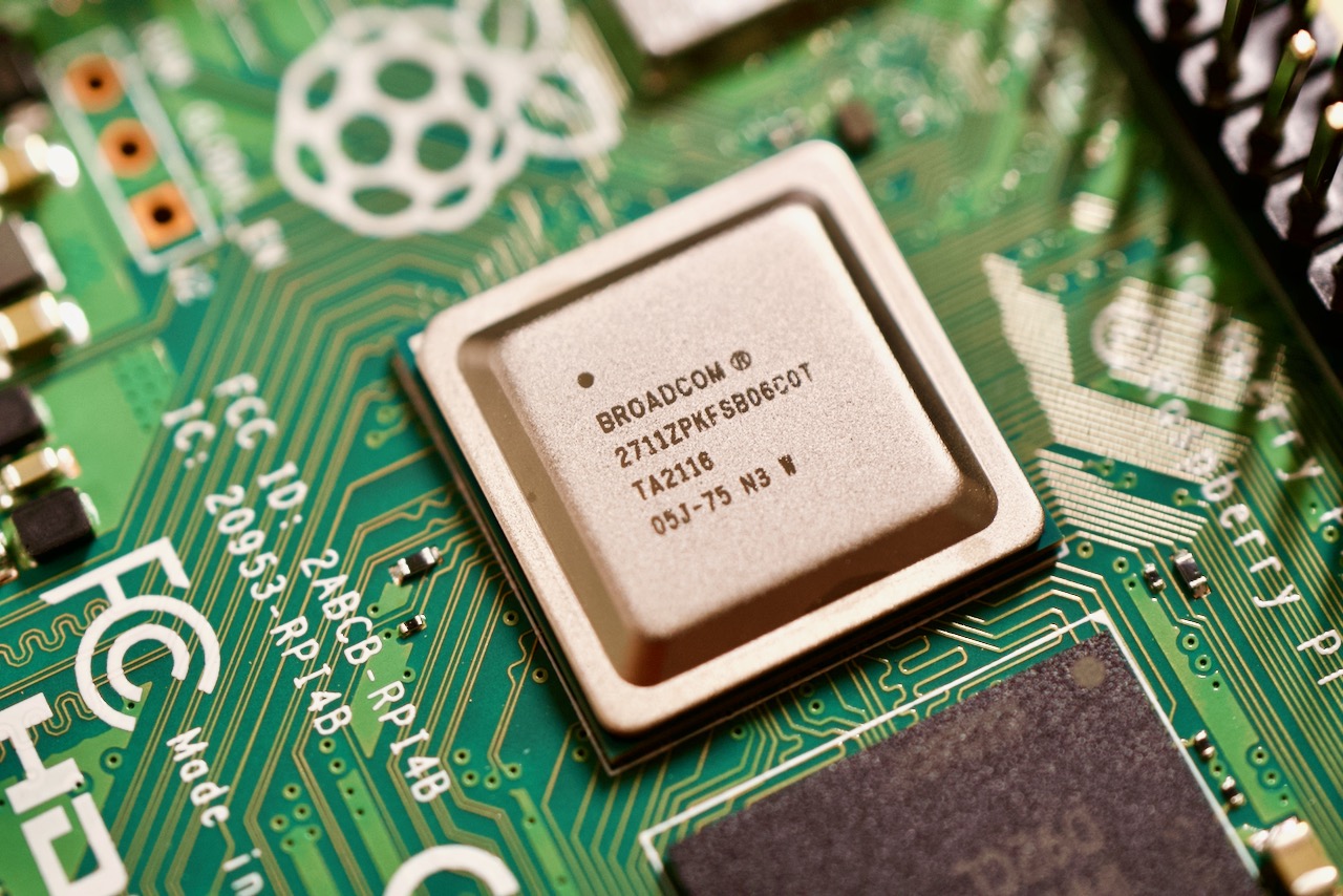 Sourcing Broadcom IC Parts: Authorized Distributors or Independent Distributors?