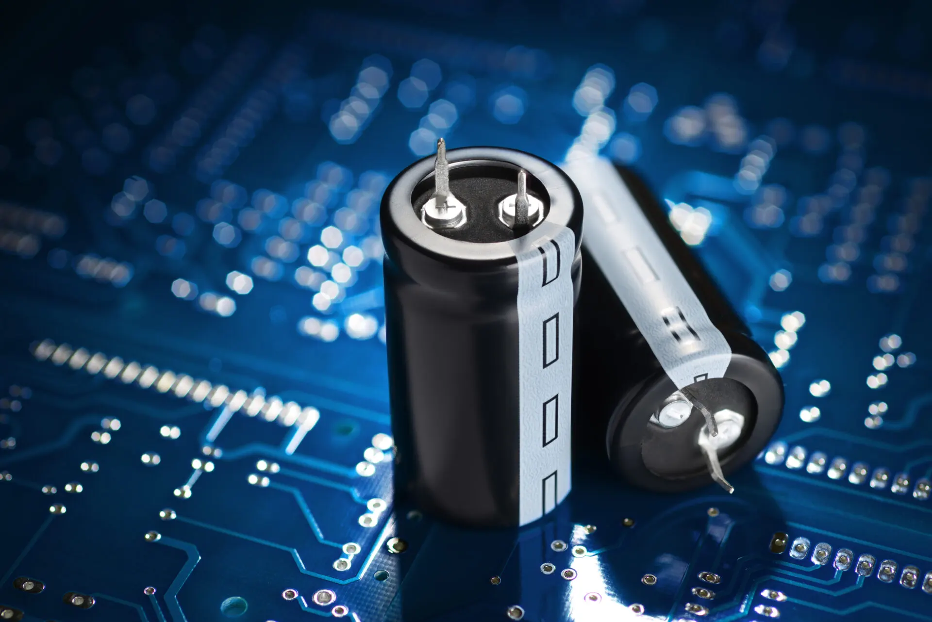 How Capacitors Work in Series and Parallel Circuits