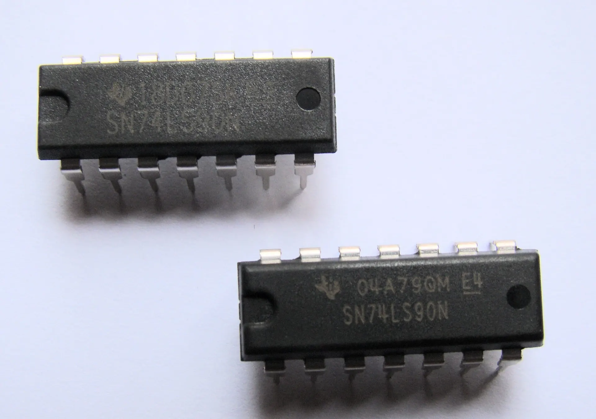IC 7490 Decade Counter: Datasheet, Pinout Diagram, Circuit and Use